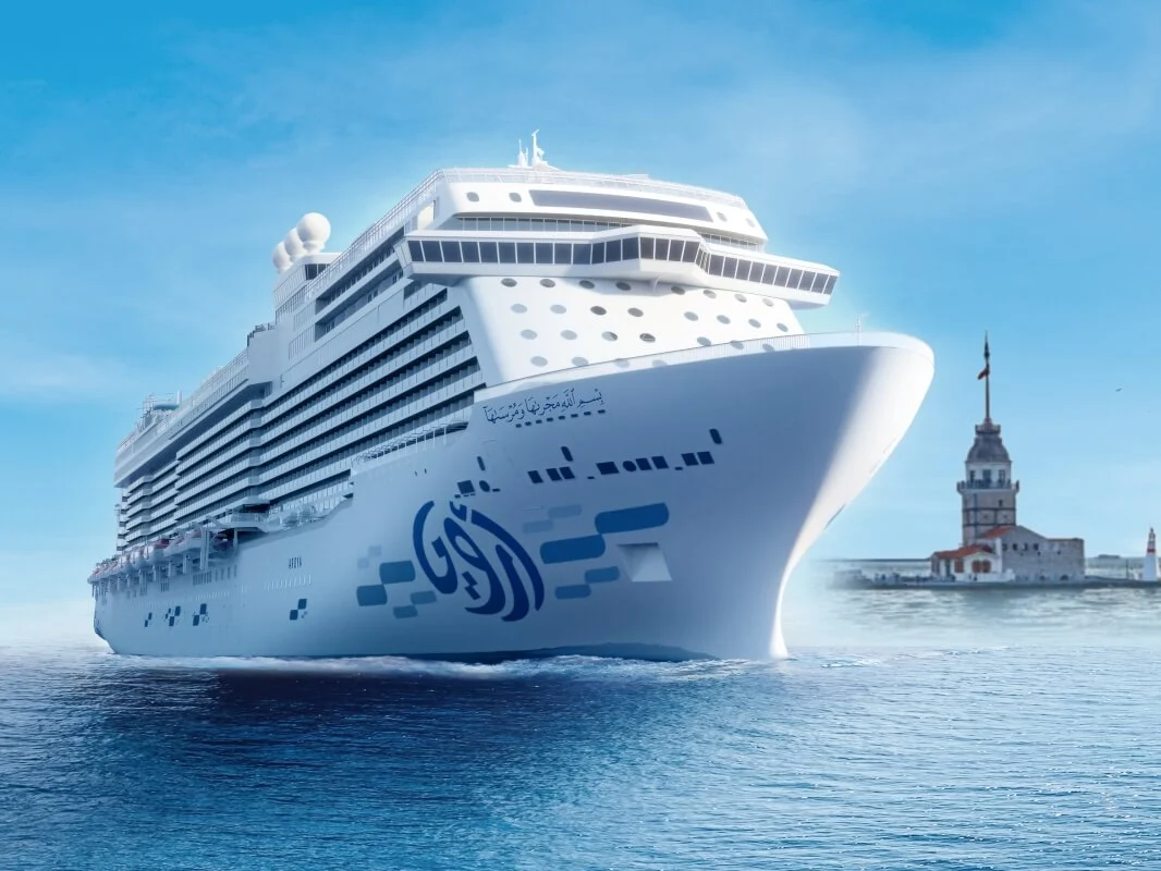 AROYA cruise gemisi, İstanbul Kız Kulesi önünde